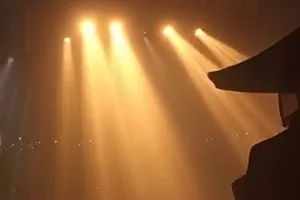 琪琪在线影院首页主推影片《晨雾回声》雪夜追车镜头横版剧照